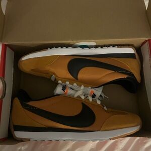 Nike Women's Tan and Black Athletic Shoes